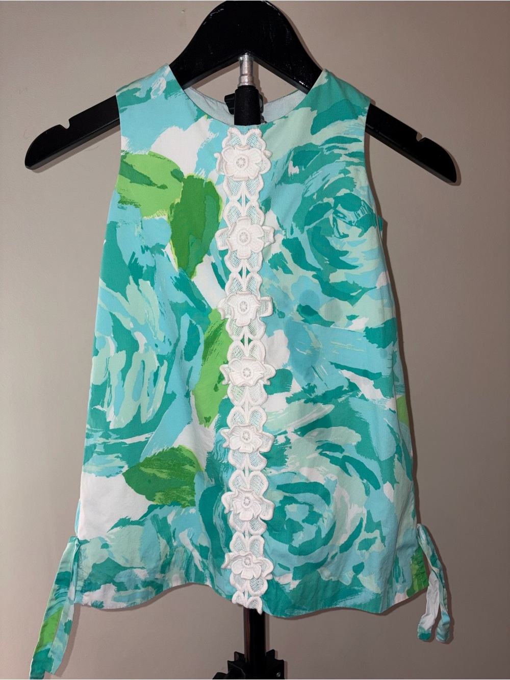 Lily Pulitzer dress in signature Lily print with white floral lace appliqué sz 4